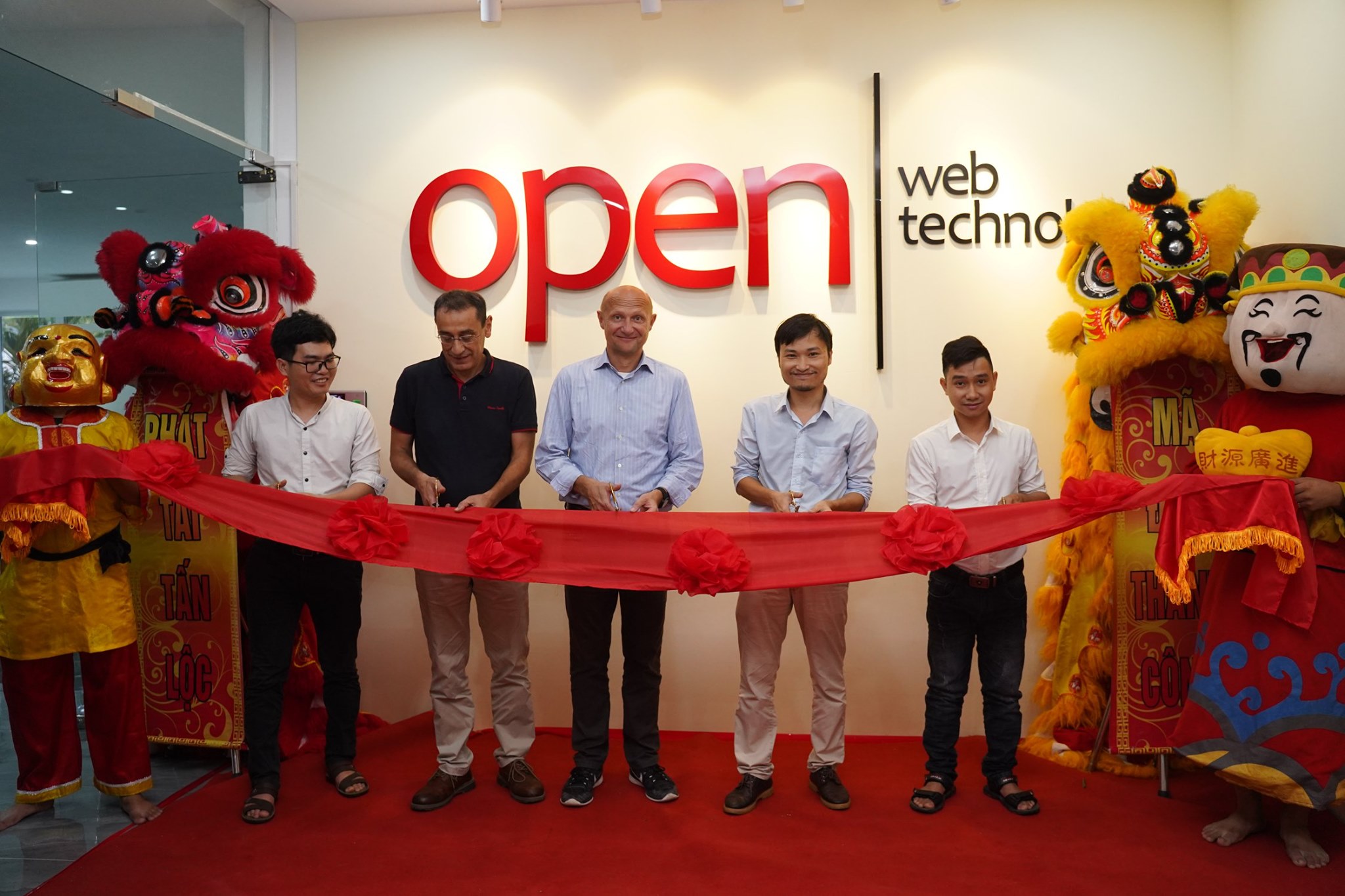 cutting ribbon